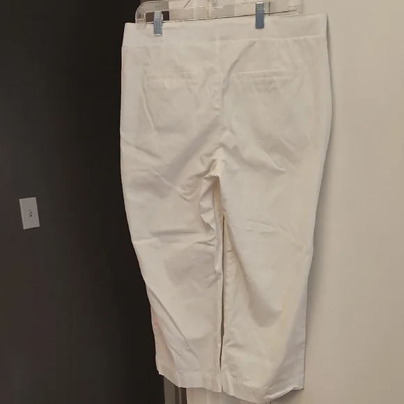 Chico's White Cropped Pants - Picture 6 of 6